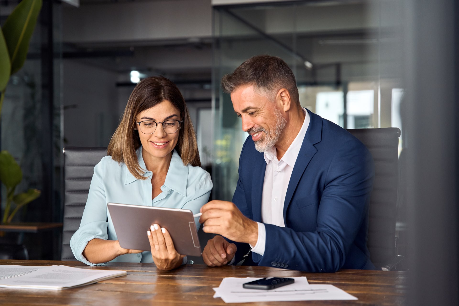 Consultores enterprise analisando estratégia de IA